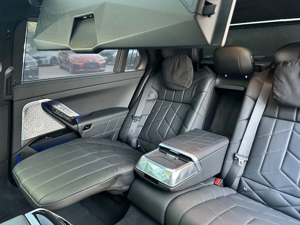 BMW i7