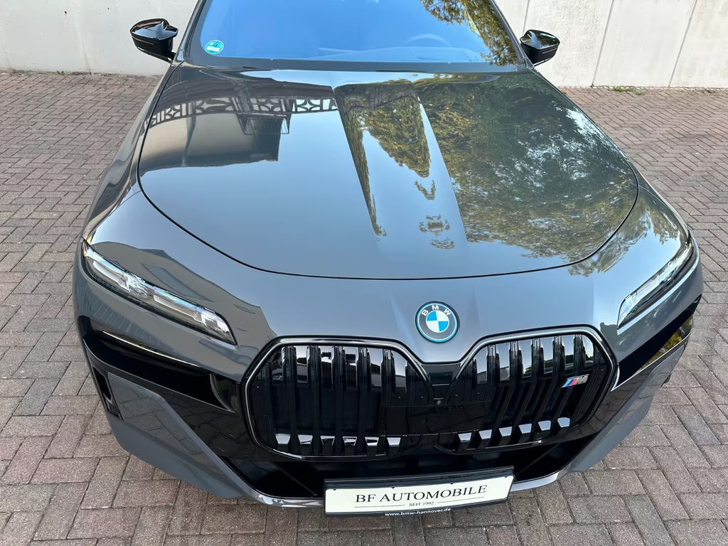 BMW i7