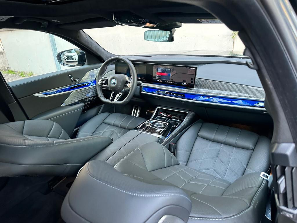 BMW i7