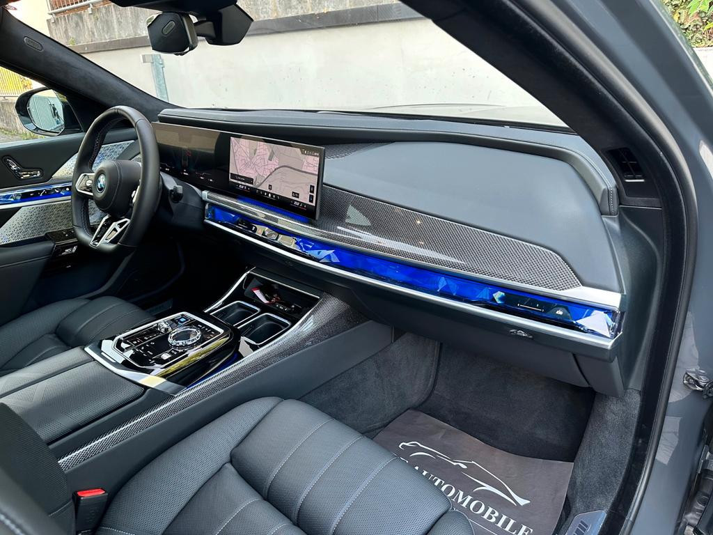 BMW i7