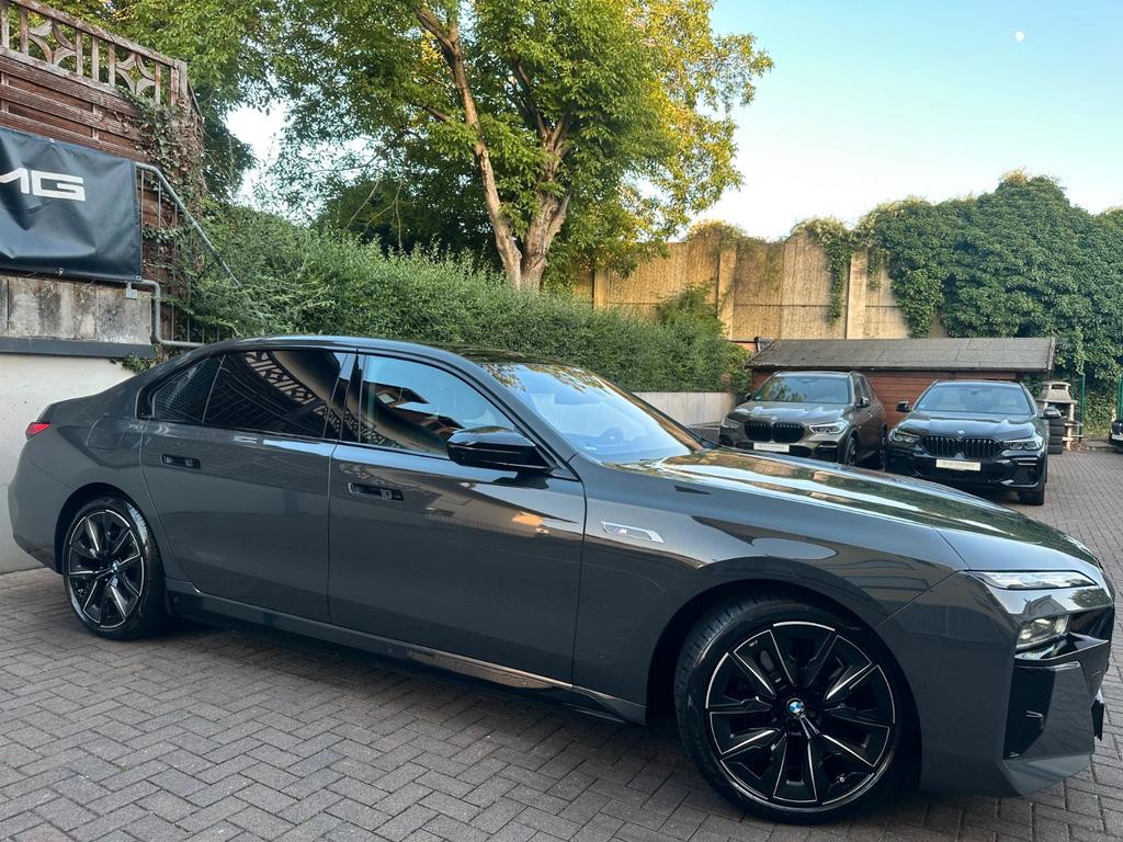BMW i7