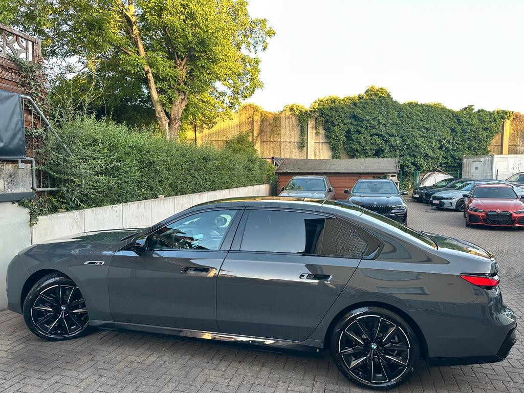 BMW i7
