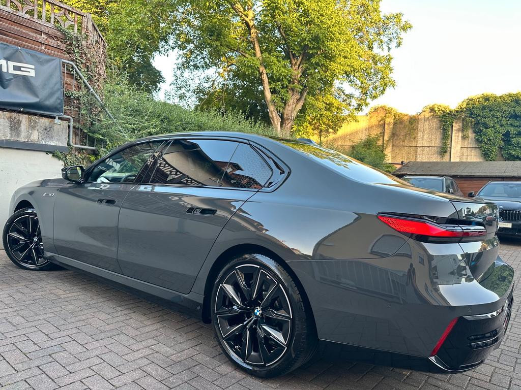 BMW i7