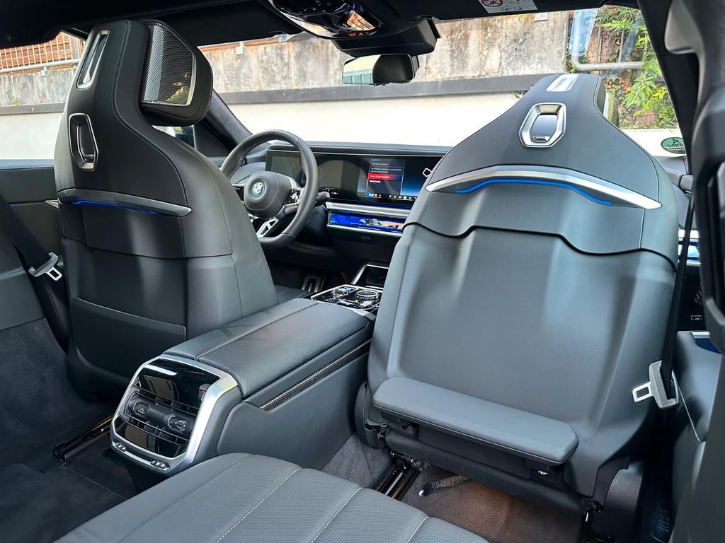 BMW i7