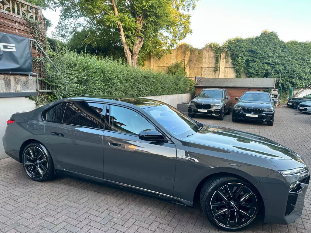 BMW i7