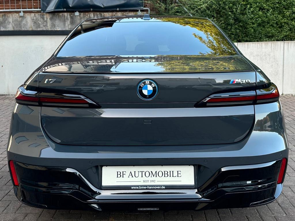 BMW i7
