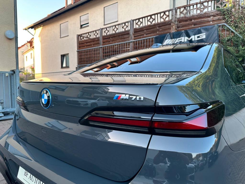 BMW i7