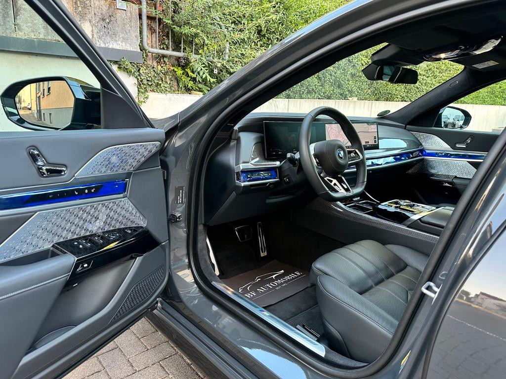 BMW i7