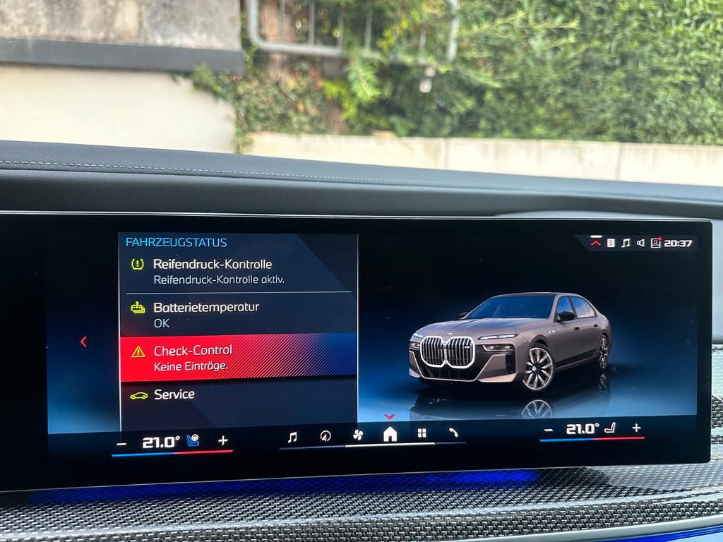 BMW i7
