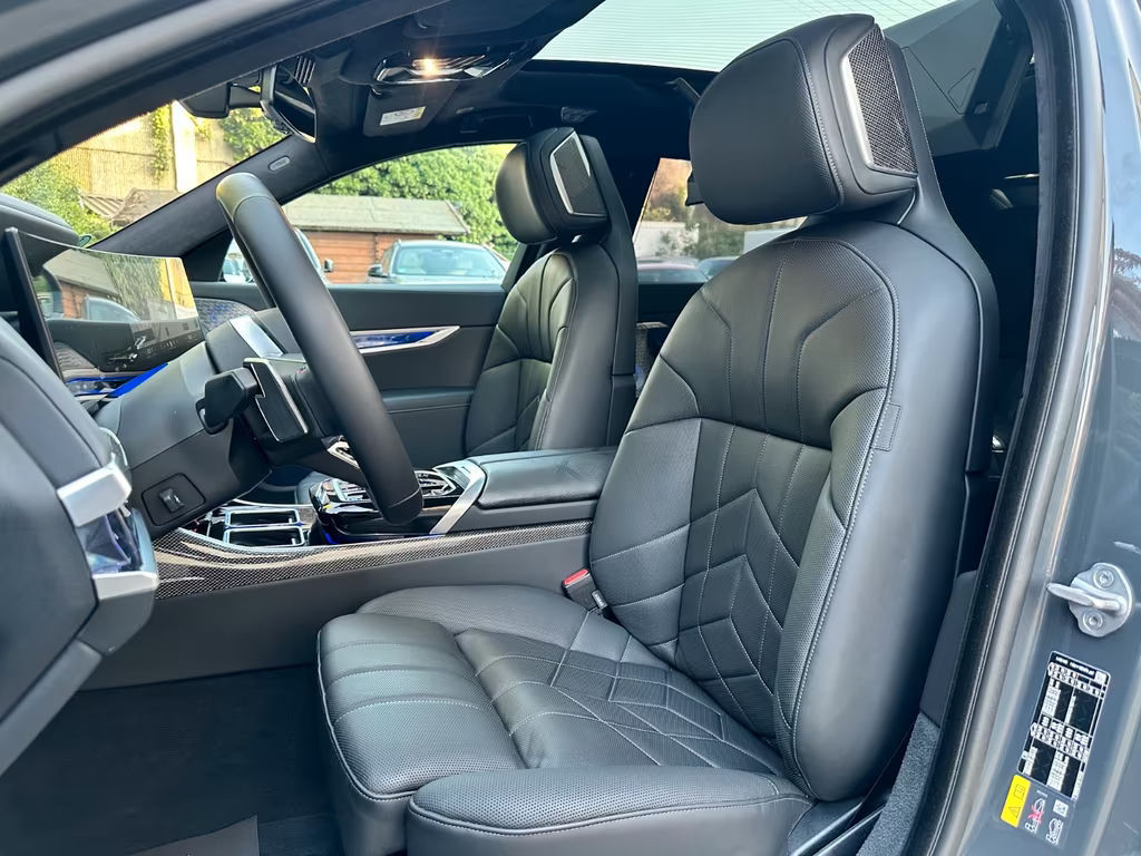 BMW i7
