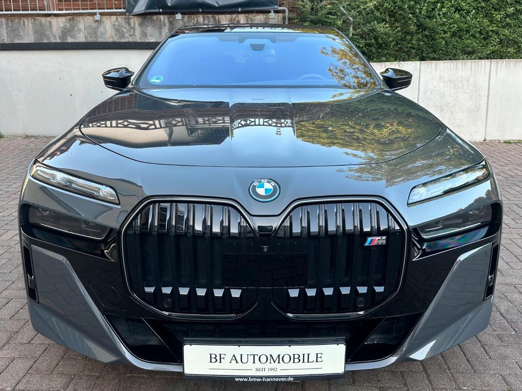 BMW i7