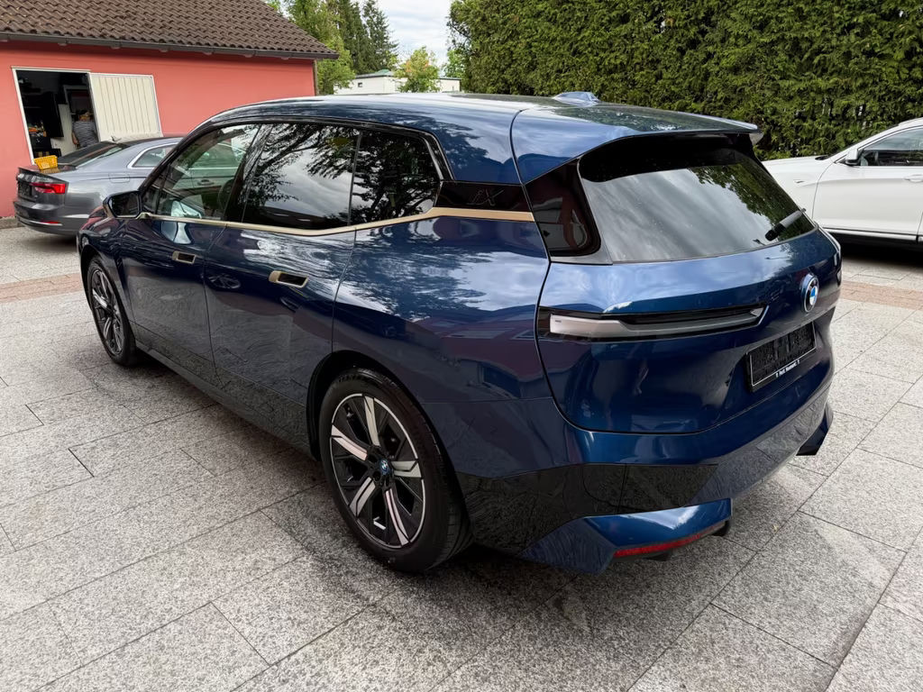 BMW iX