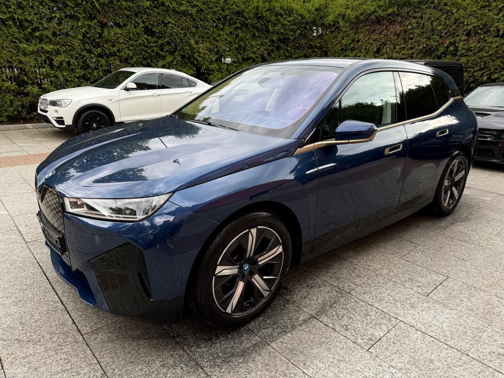 BMW iX