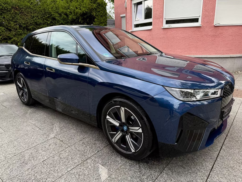 BMW iX