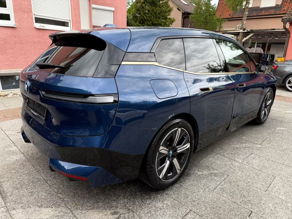 BMW iX