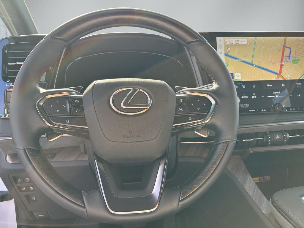Lexus LM