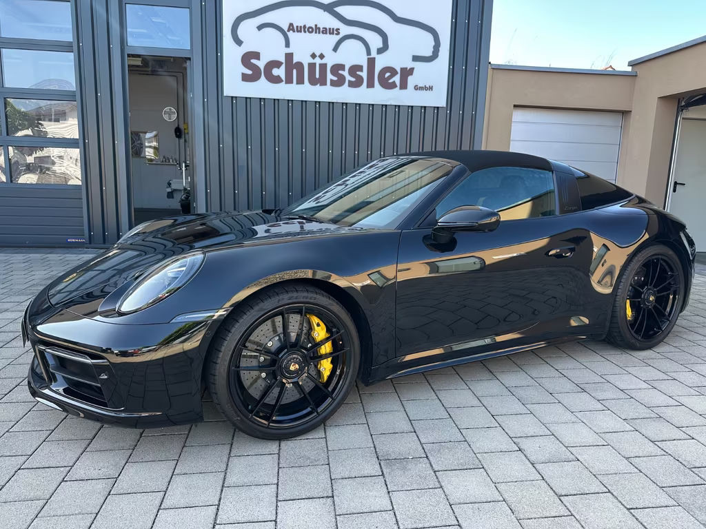 Porsche 911 GTS 992 Cabriolet Targa