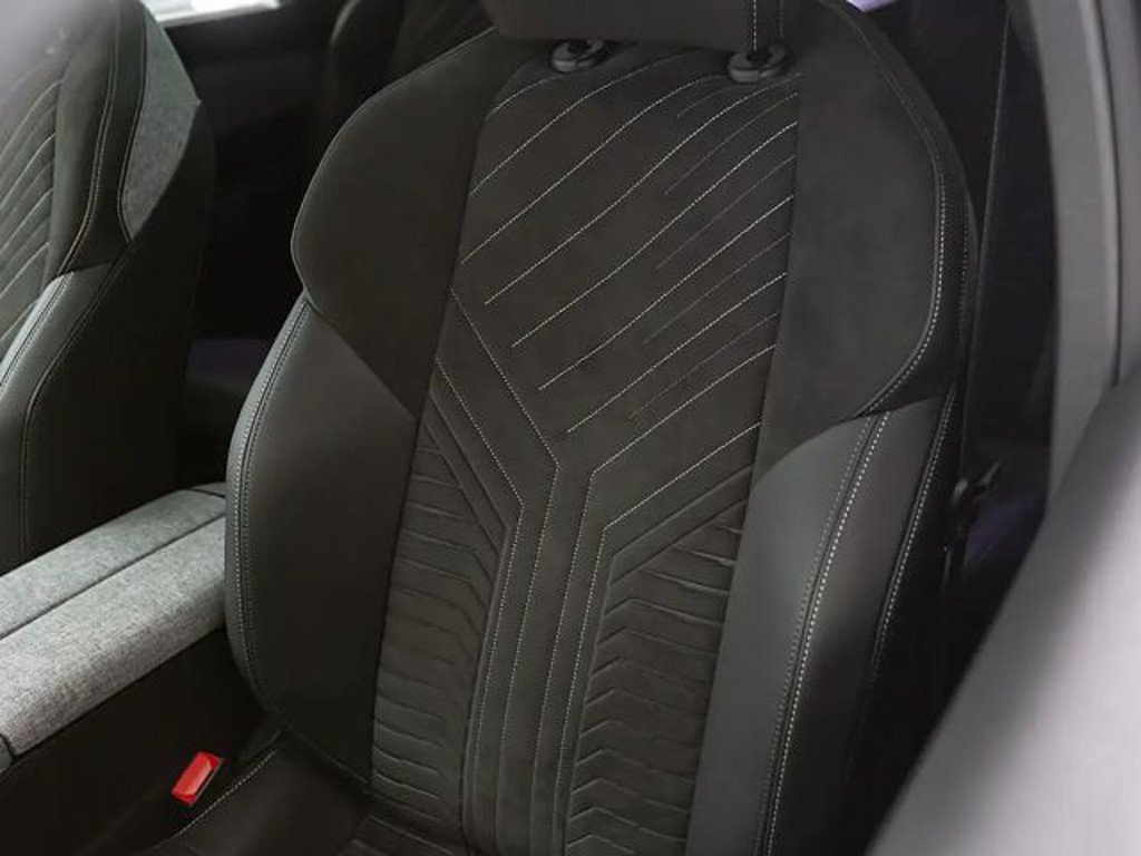 Peugeot E-5008