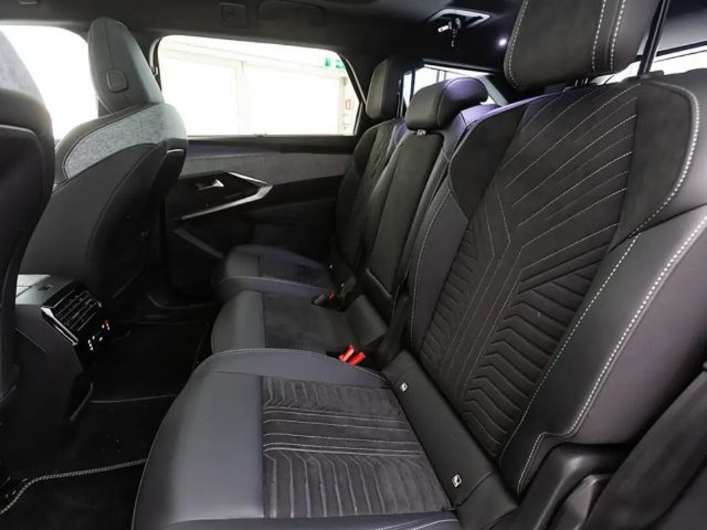 Peugeot E-5008