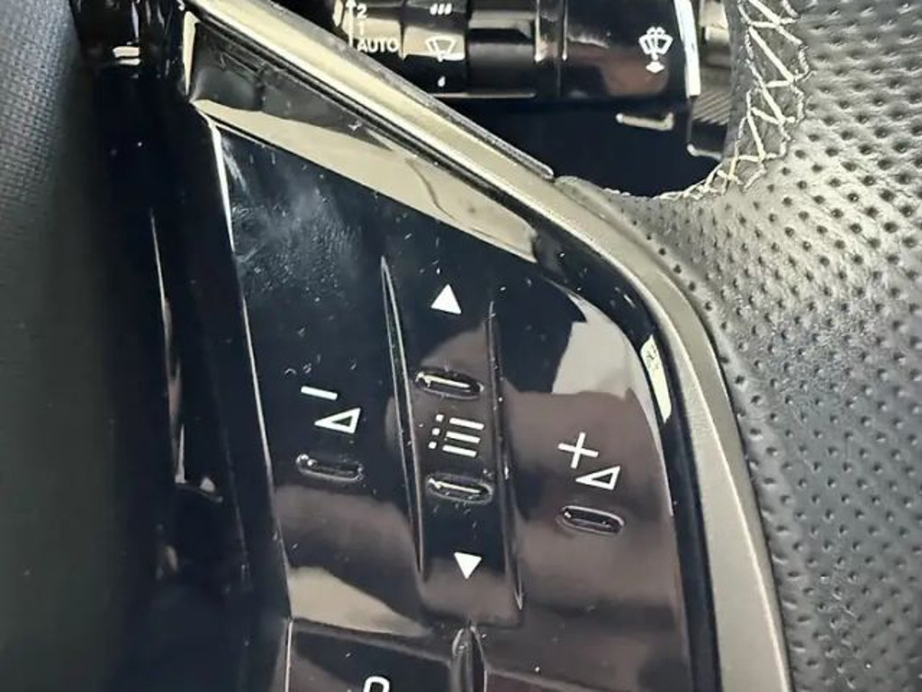 Peugeot E-3008