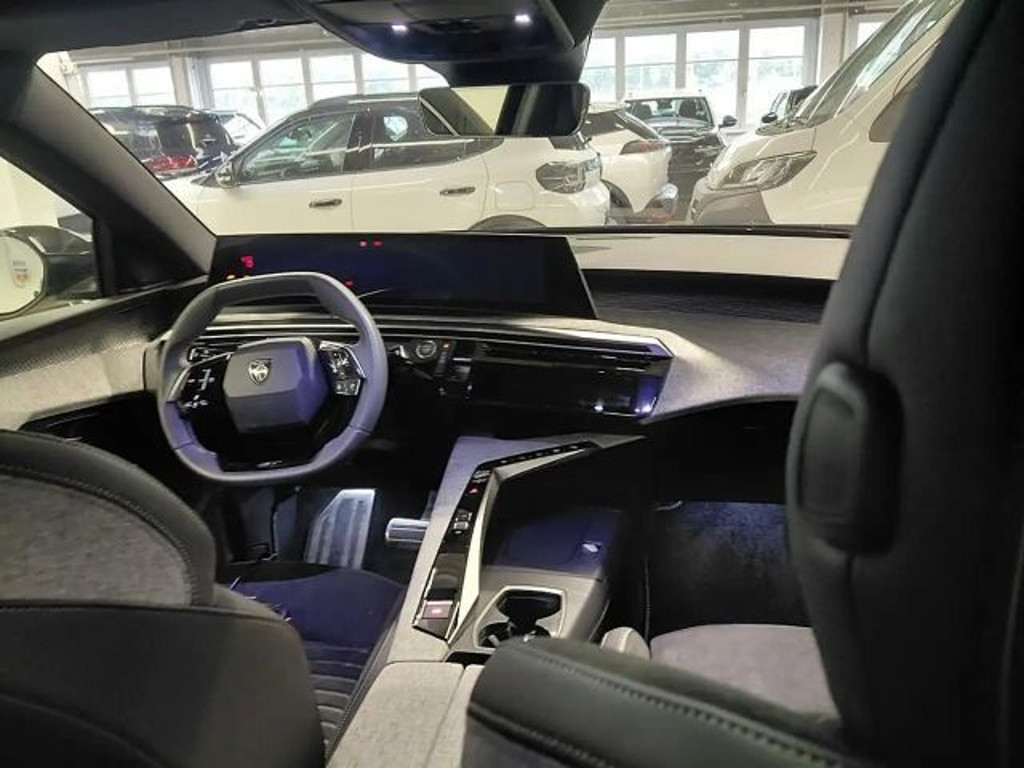Peugeot E-3008