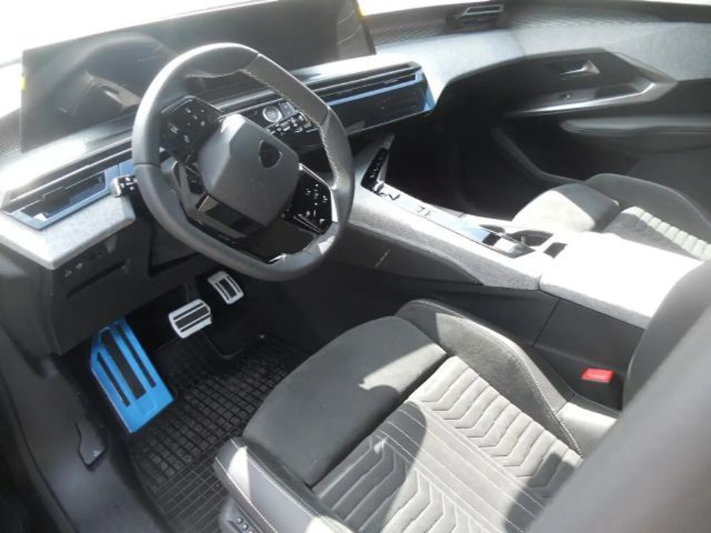 Peugeot E-5008