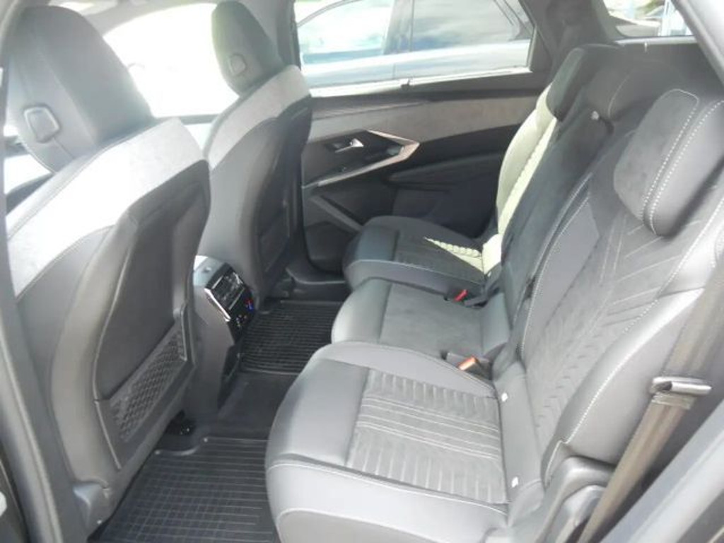 Peugeot E-5008