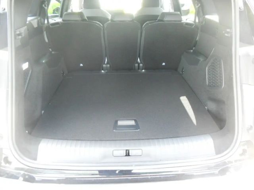 Peugeot E-5008