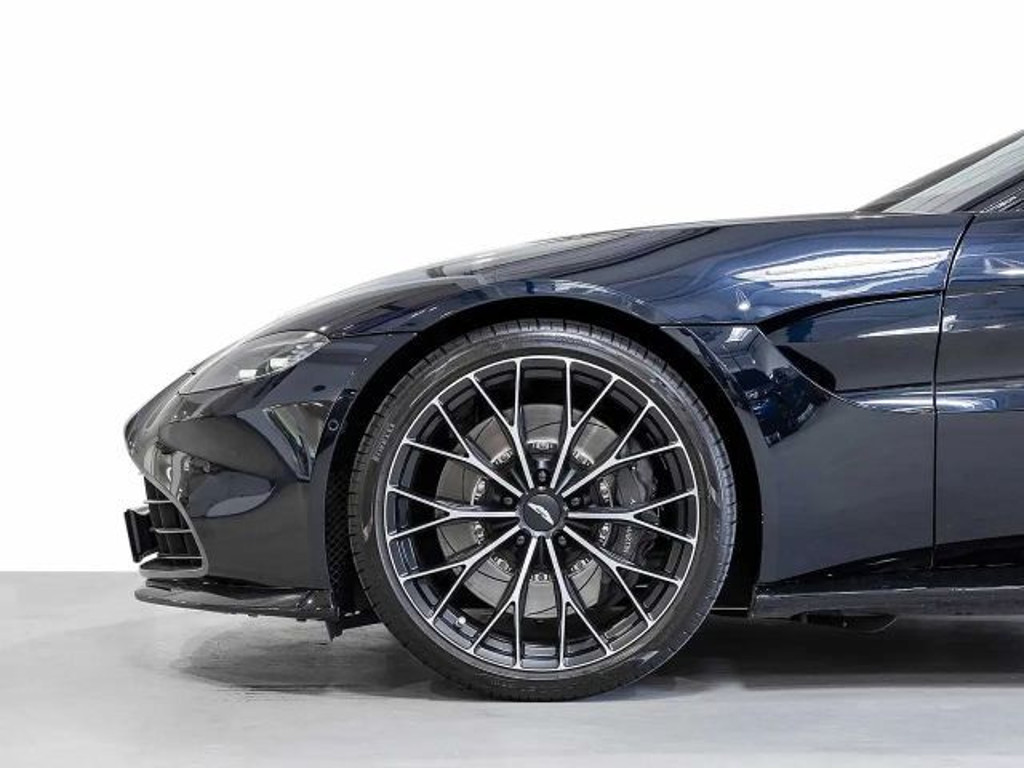 Aston Martin V8