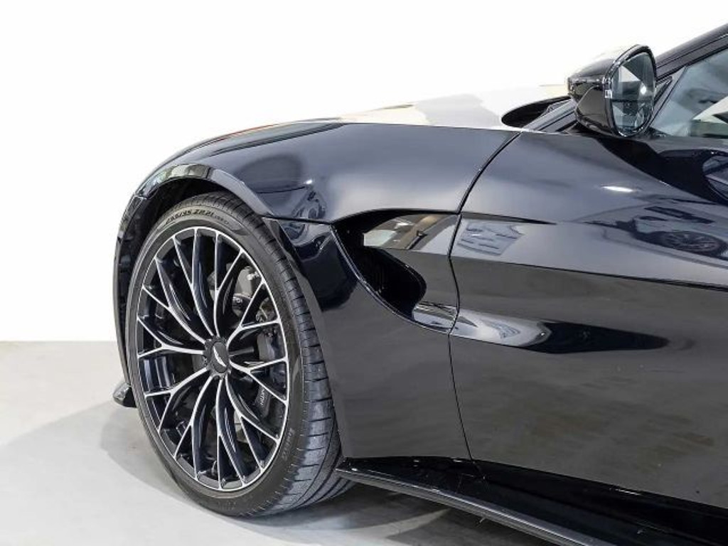 Aston Martin V8