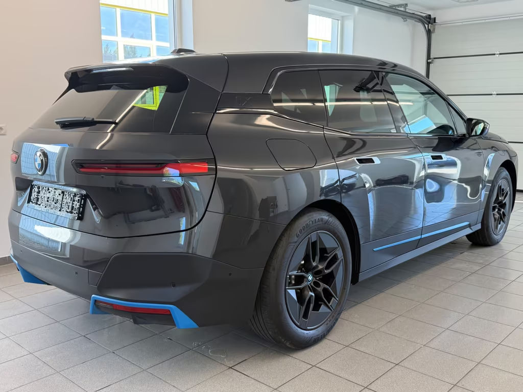 BMW iX