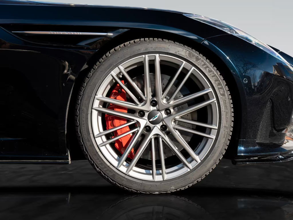Aston Martin DB12