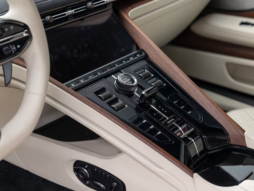Aston Martin DB12