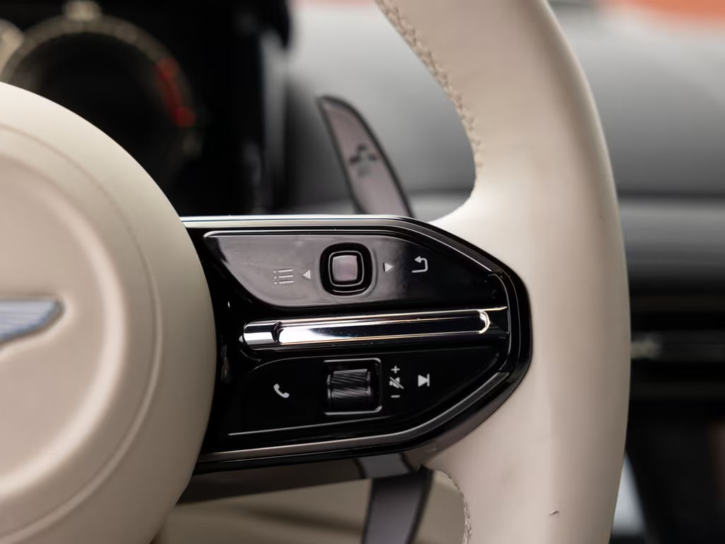 Aston Martin DB12