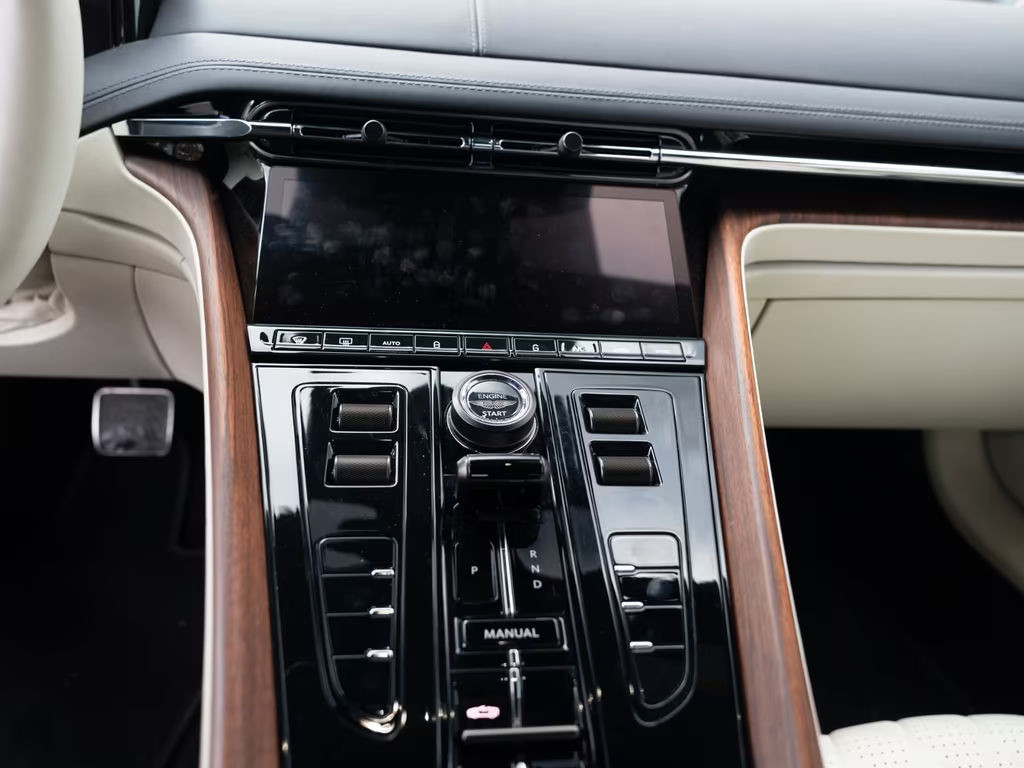 Aston Martin DB12