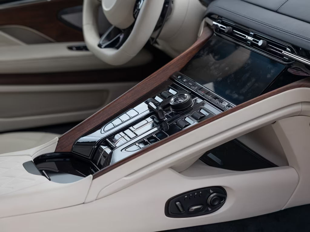 Aston Martin DB12