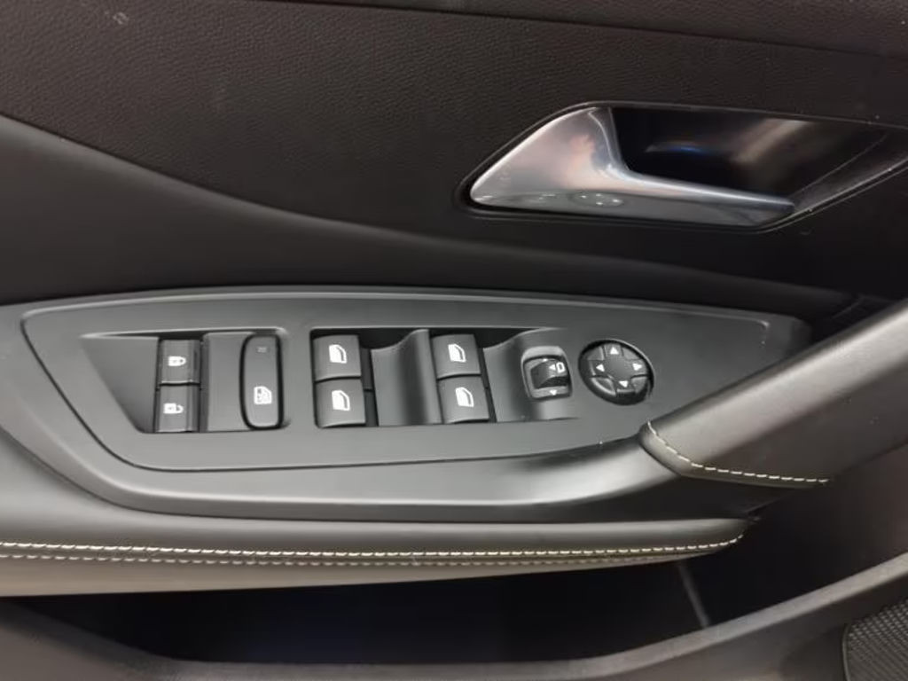 Peugeot e-308