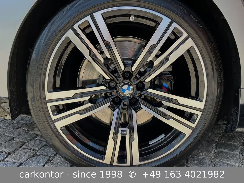 BMW i7