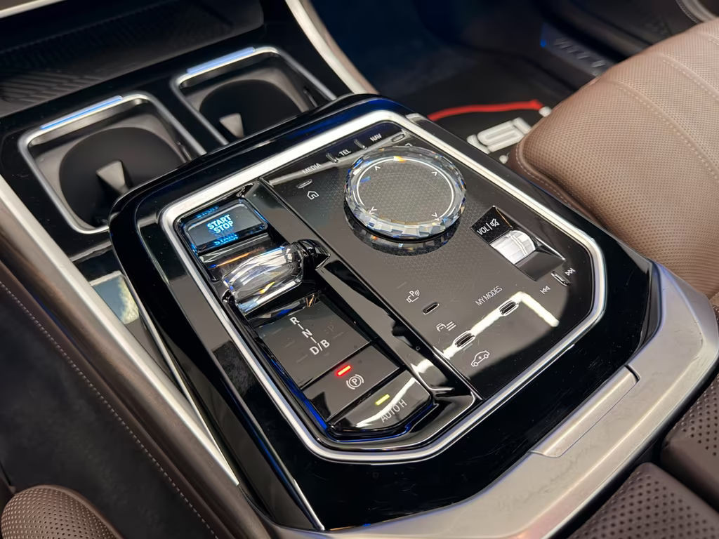 BMW i7