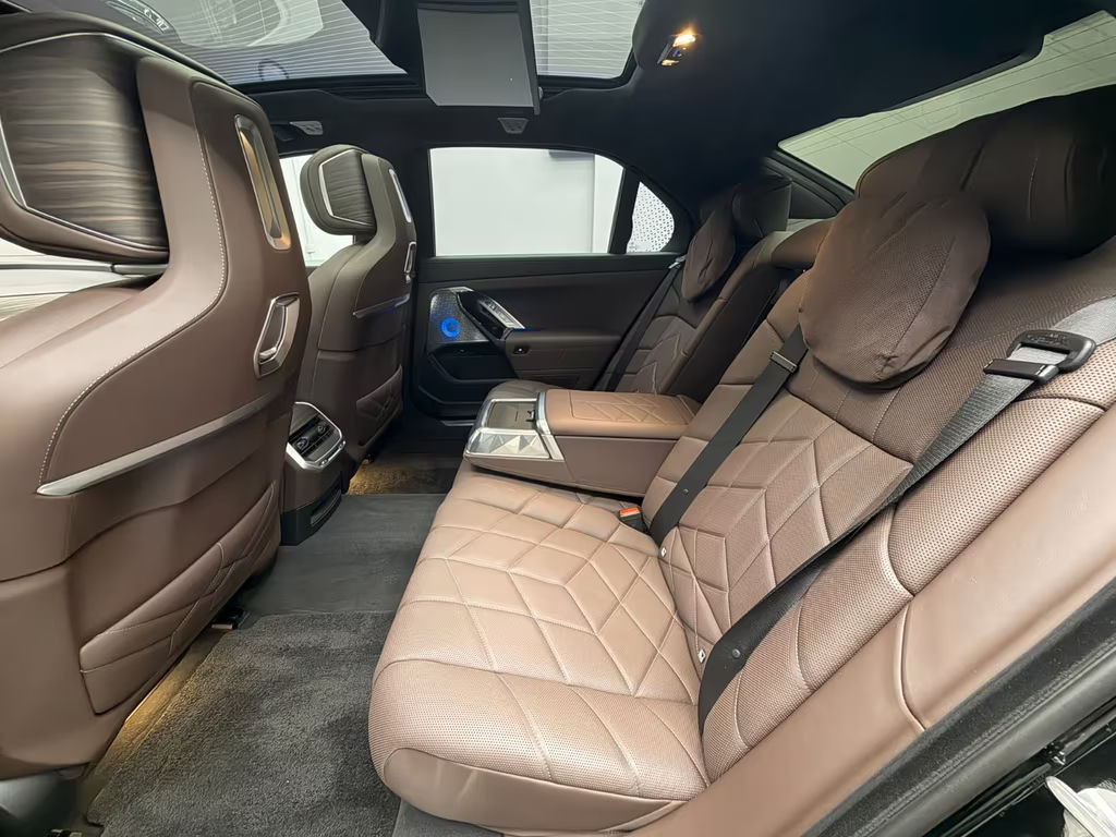 BMW i7