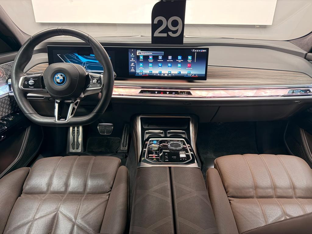 BMW i7