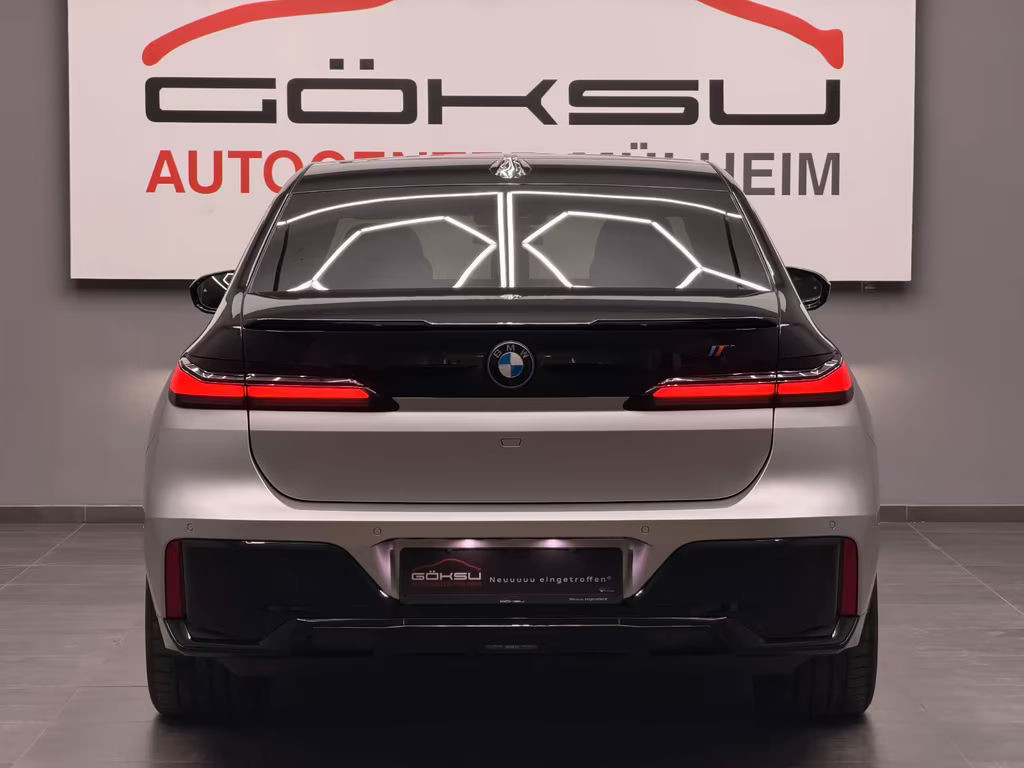 BMW i7