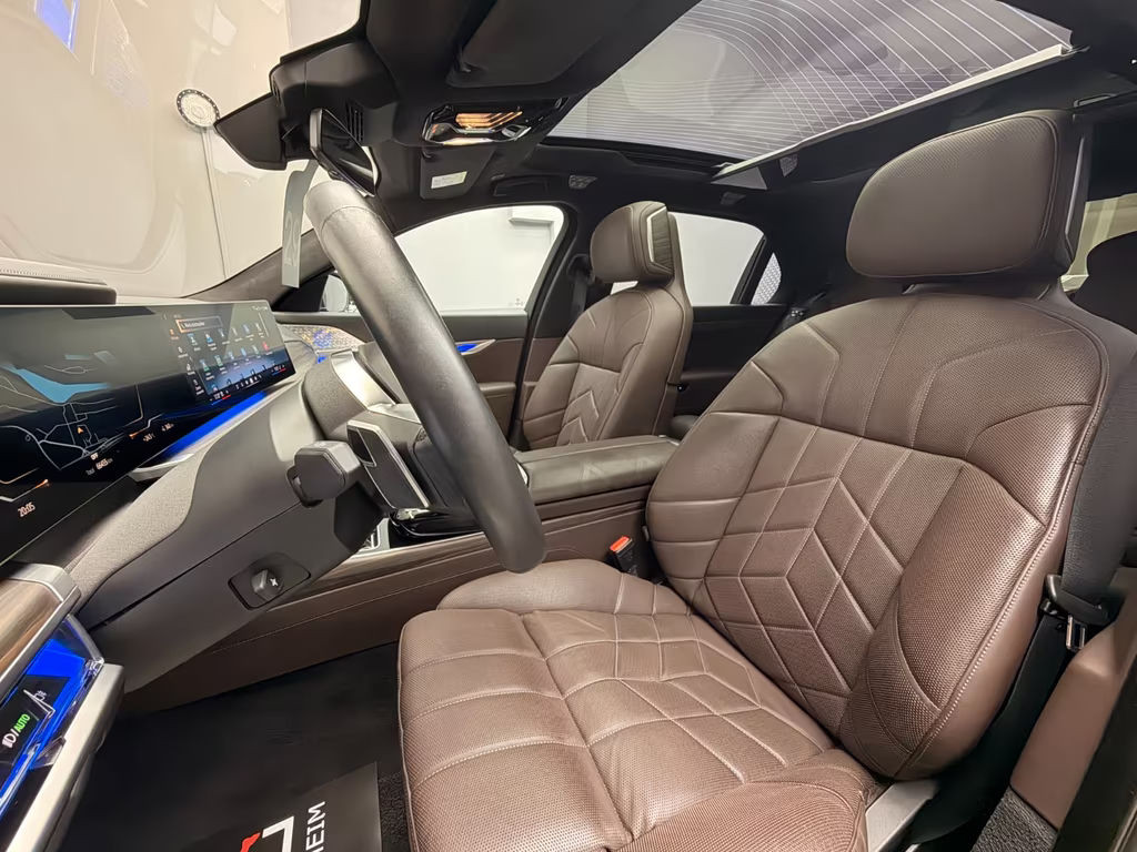 BMW i7