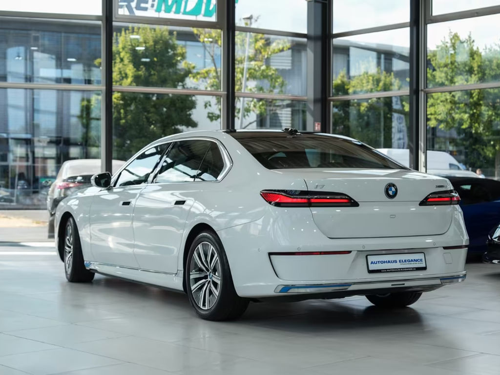 BMW i7