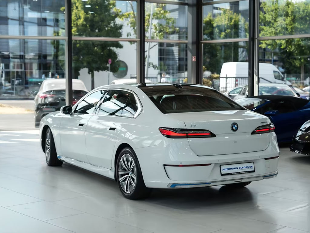BMW i7