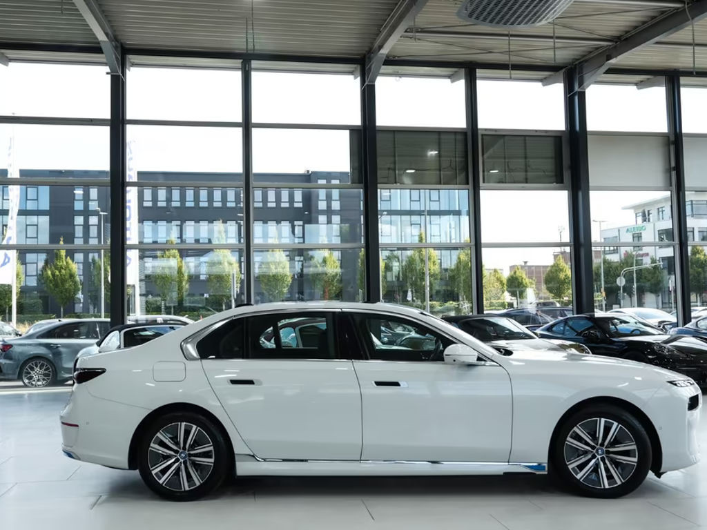 BMW i7