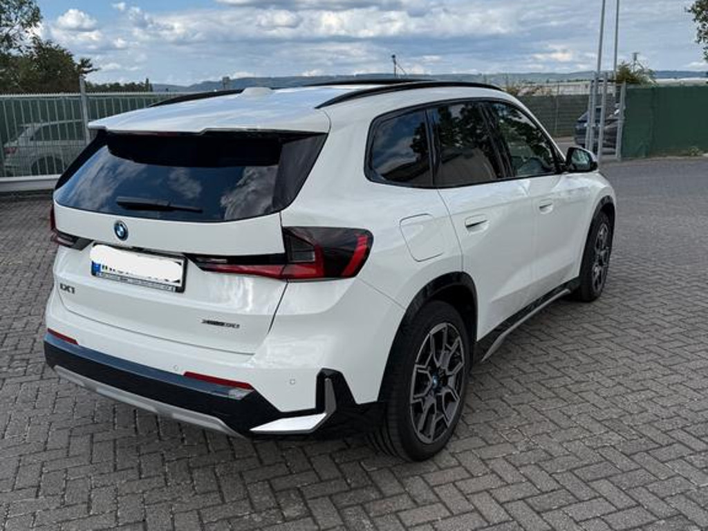BMW iX1