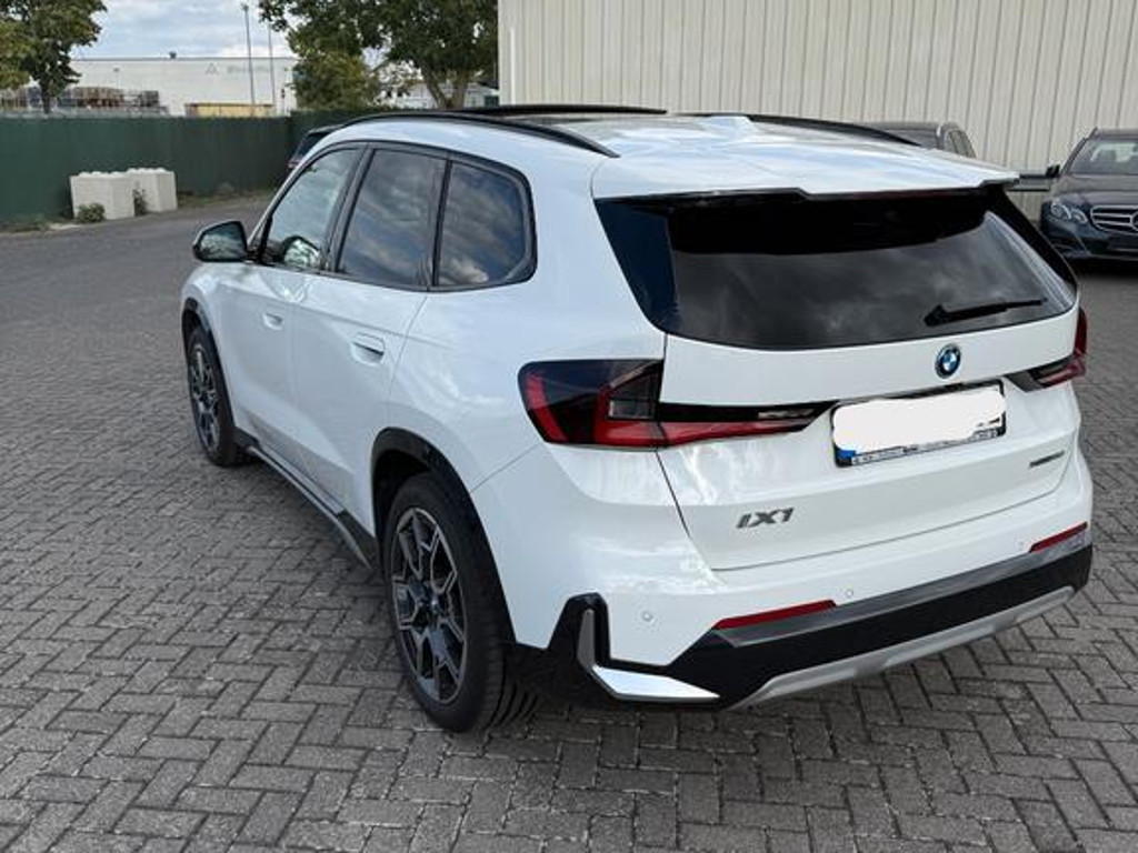 BMW iX1