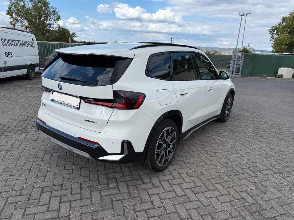 BMW iX1
