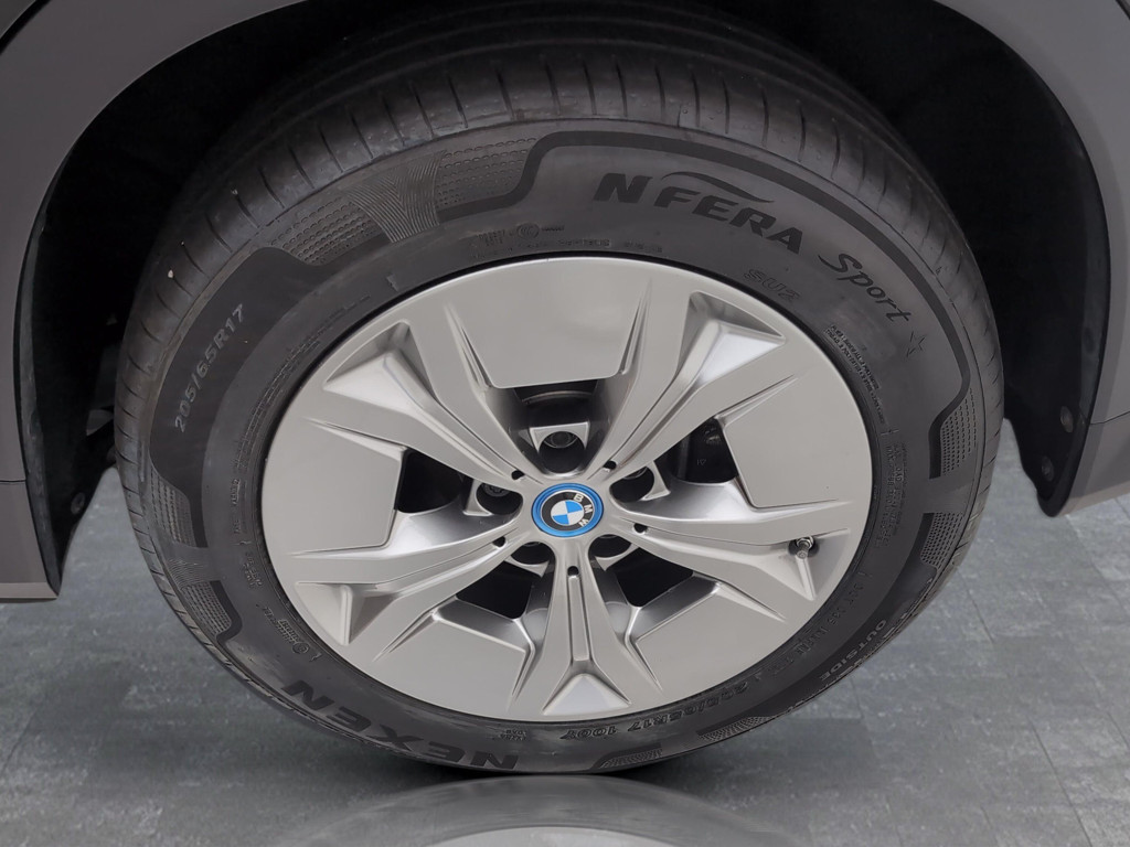 BMW iX1